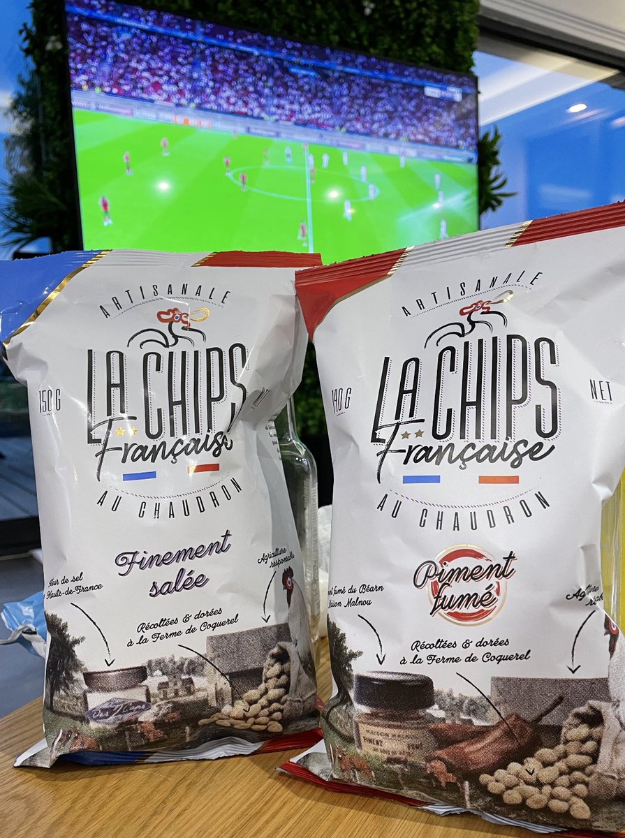 Pour mettre toutes les chances de notre côté ce soir, on a pas pu s’empêcher de s’entourer des meilleures ! 🇫🇷😁 Vive les bleus ! #coupedeurope #foot #AllezLesBleus #FRA  #lachipsfrancaise