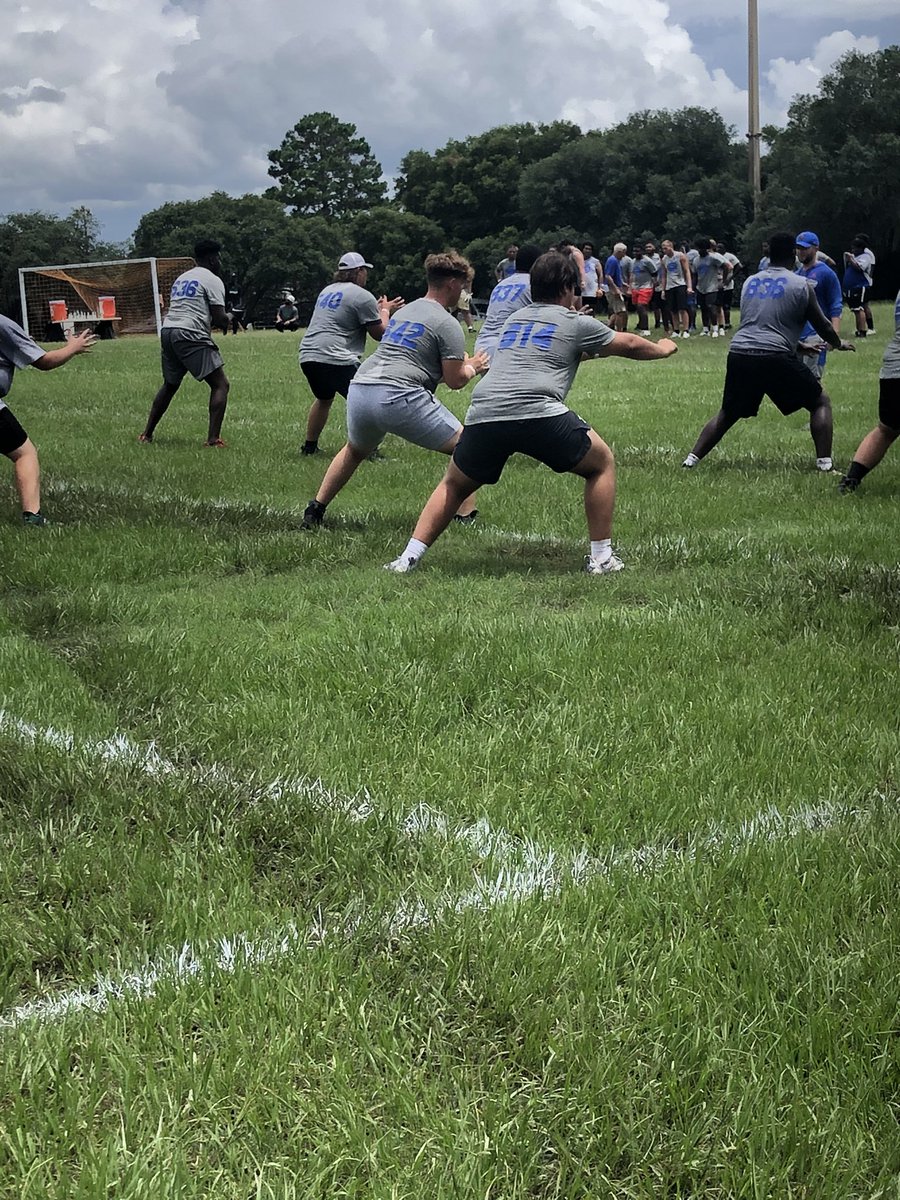 ValwoodFootball's tweet photo. Lineman getting better today @GatorsFB 💪💪 https://t.co/VCdRhtuxyX