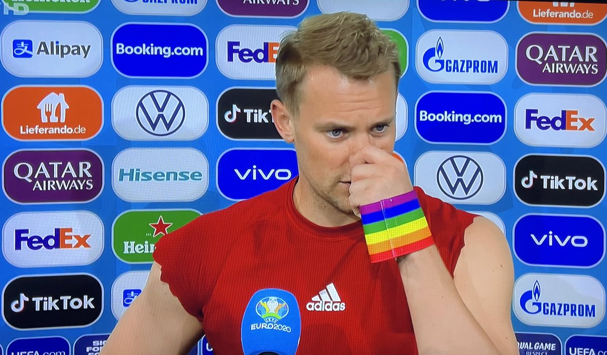 #GERHUN #EURO2020 

„Wie demonstrativ möchtest Du Deine Kapitänsbinde nochmal in die Kamera halten?“

Neuer: