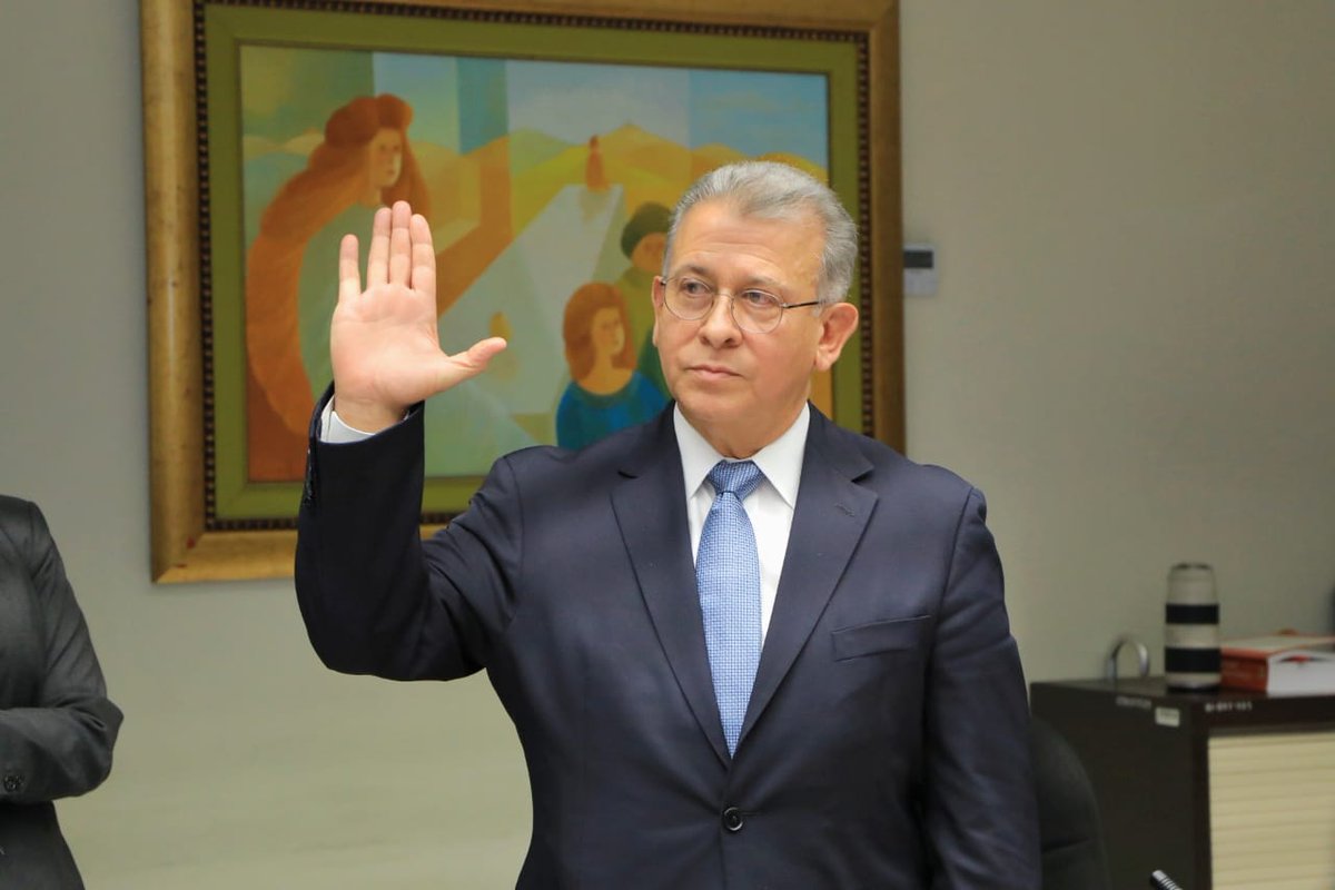 Al igual que en el caso del Magistrado del @TSEElSalvador, Noel Orellana,  el citatorio del abogado Alejandro Solano está basado en el Artículo 132 de  la Constitución de la República y el