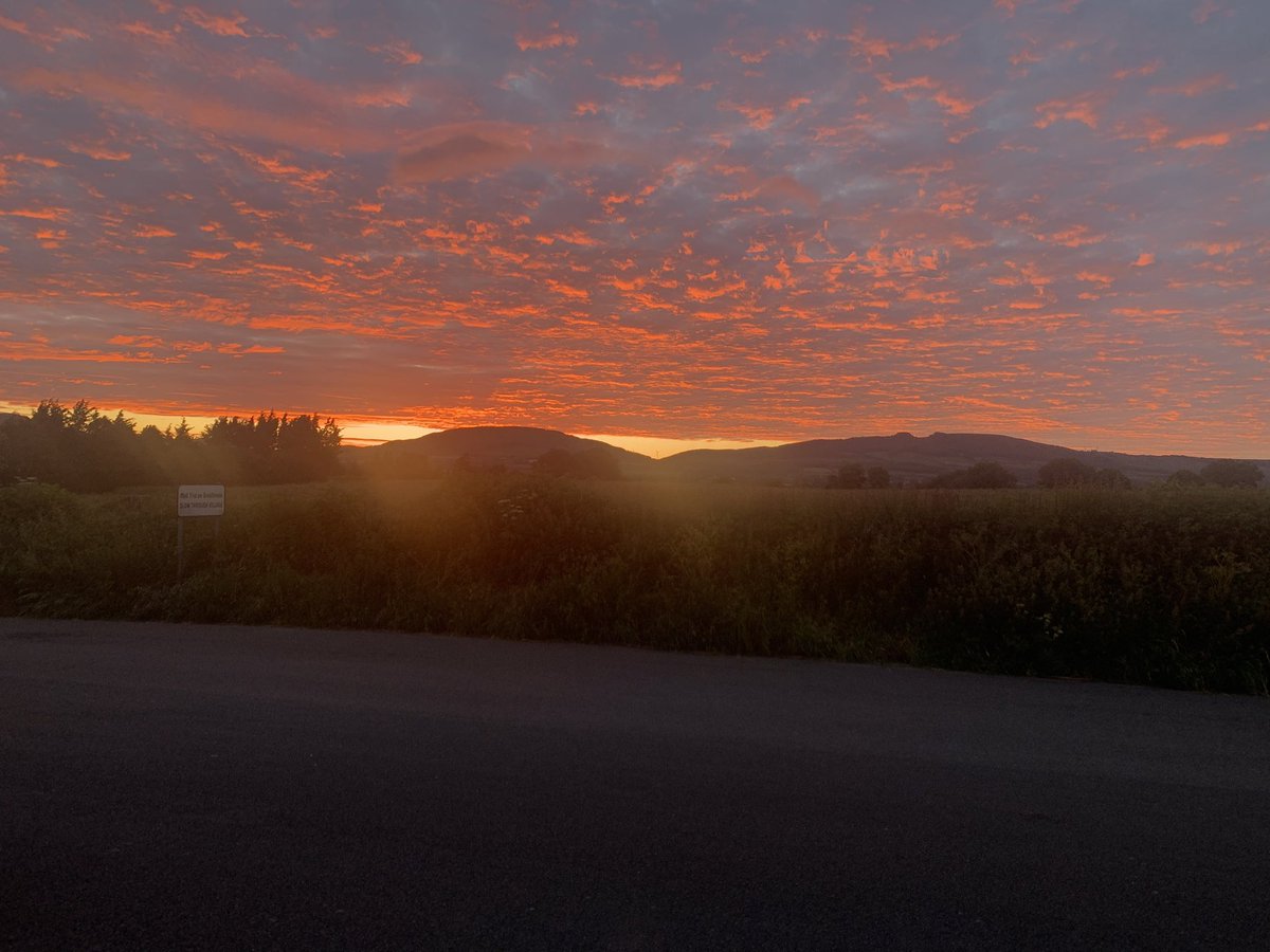 jamie_bergin97's tweet photo. The Devil’s Bit at night 🌅 https://t.co/42liGeASvC