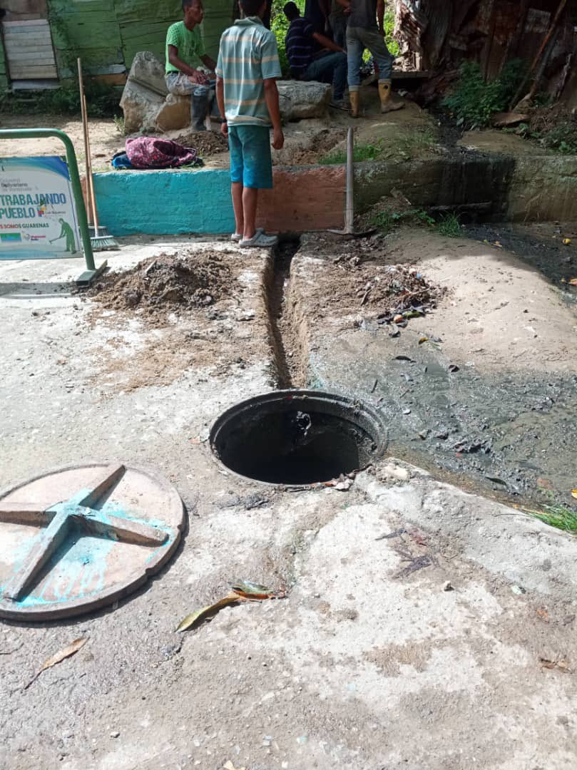 luiscarPSUV's tweet photo. #CaraboboInvencible Despliegue de Cuadrillas en mantenimiento preventivo en Quebrada El Oro, a través del Plan de Lluvias #GuarenasAñoCuatricentenario https://t.co/aNKiNQyhU8