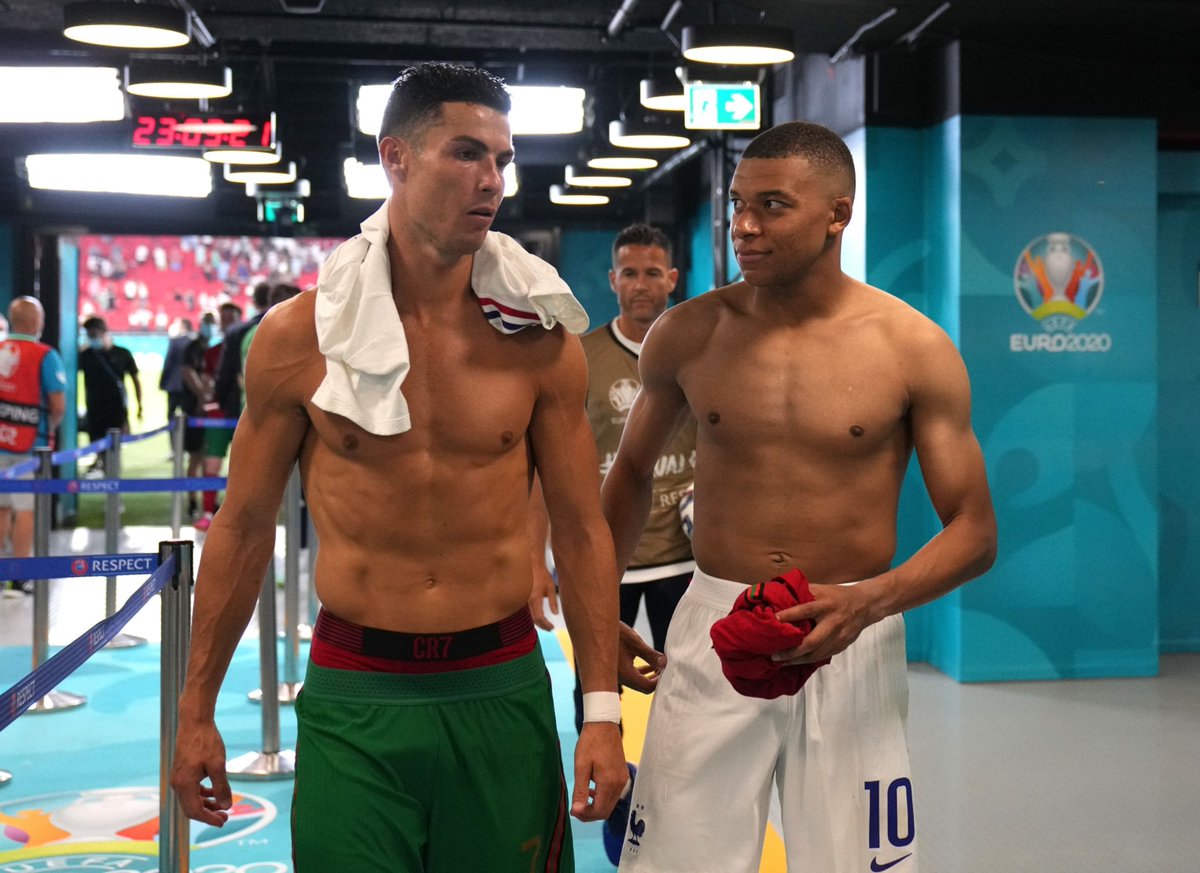 ArobaseGiovanny's tweet photo. Il dormait entouré de posters Cristiano Ronaldo il y a quelques années.

Aujourd'hui Mbappé échange son maillot et parle avec lui en sortant d'un match de Coupe d'Europe.

Incroyable ❤️ https://t.co/KR9DGzudT8