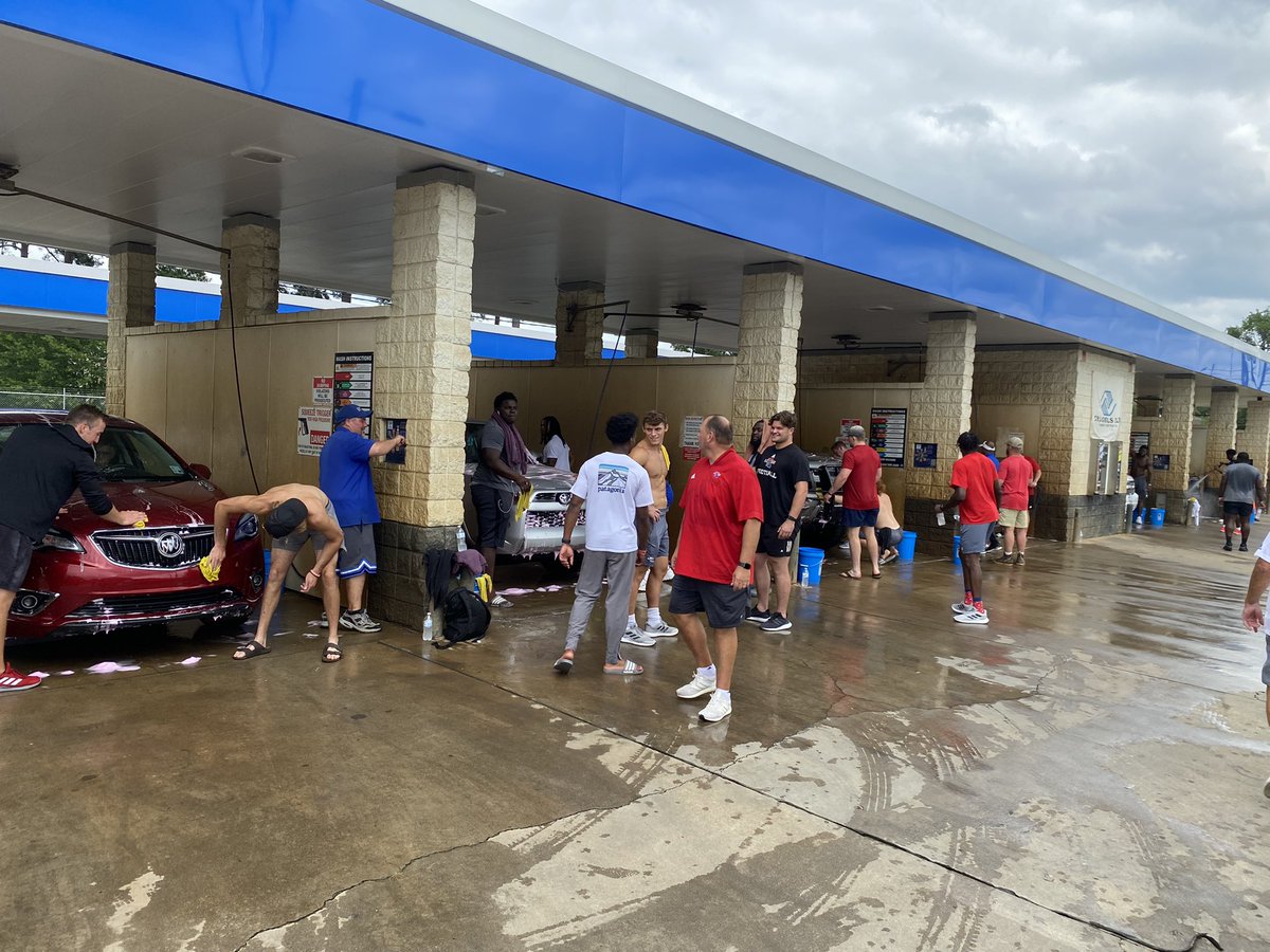 CoachSHoltz's tweet photo. Awesome support today at the car wash! Losing team of the spring game did a great job to raise money for the Boys and Girls Club.
And @CarsonBruno2โs mom brought cookies!!! https://t.co/CJzDJaJ3lV