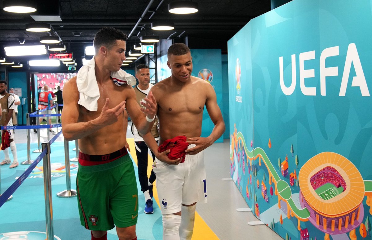 ArobaseGiovanny's tweet photo. Il dormait entouré de posters Cristiano Ronaldo il y a quelques années.

Aujourd'hui Mbappé échange son maillot et parle avec lui en sortant d'un match de Coupe d'Europe.

Incroyable ❤️ https://t.co/KR9DGzudT8