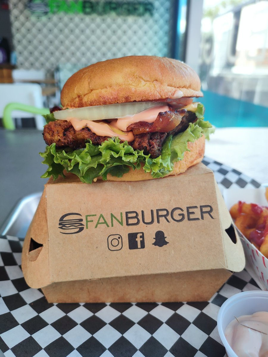 Fanburgerhn's tweet photo. Uno de nuestros nuevos tesoros escondidos... Nuestra Crispy Fanchicken 😋 https://t.co/q2pCmtxHOZ