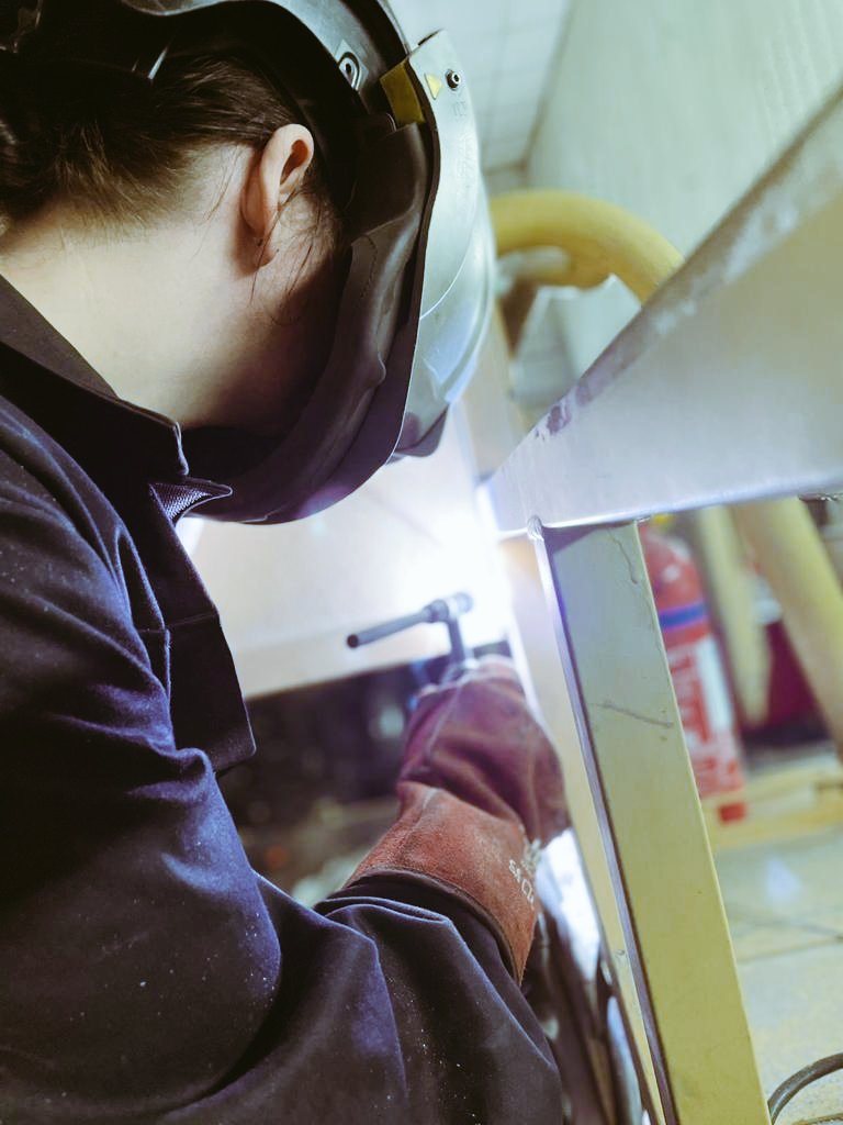 2CS_Bn_REME's tweet photo. Sgt McNeill undertakes essential repairs to battle winning equipment to maintain readiness commitments. A first-rate female metalsmith and engineer.
#INWED21 #STEM #people #TeamHalberd https://t.co/ZbNzUsV9Jc