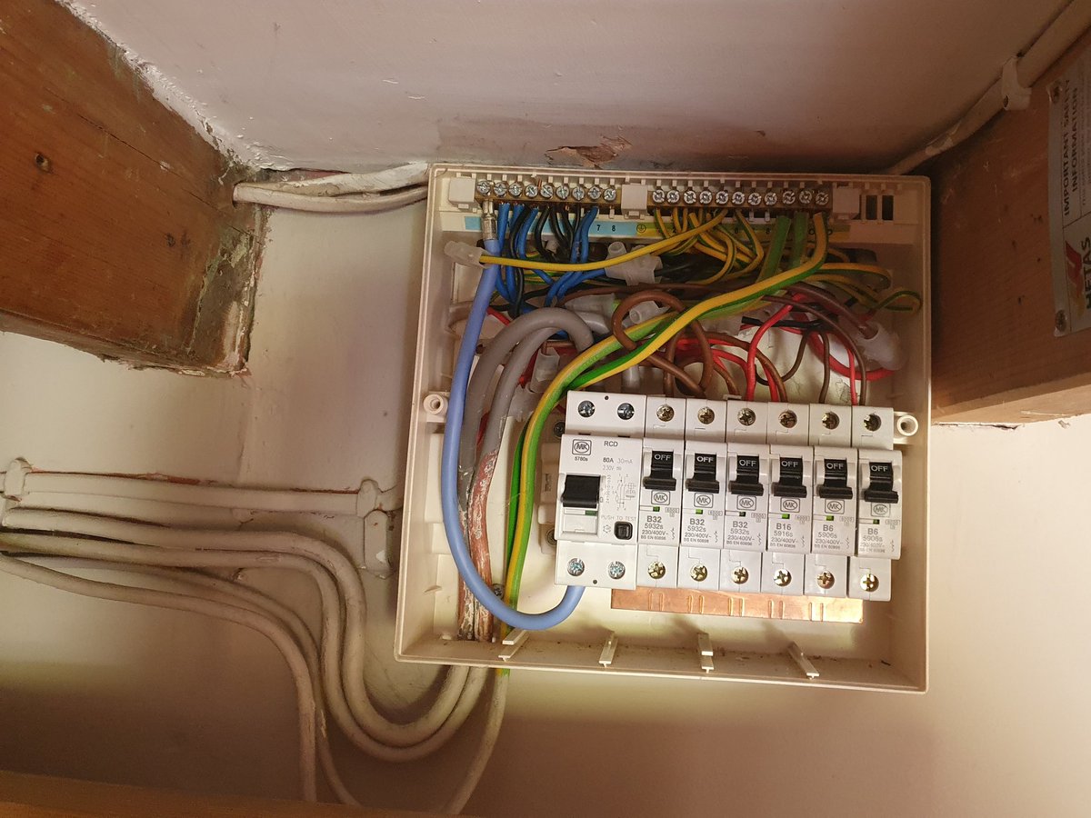 SmartrrElec's tweet image. Wednesday, when? huh? what day?..
This about sums up my Wednesday...🥴
#caughtoncamera @proelectrician
