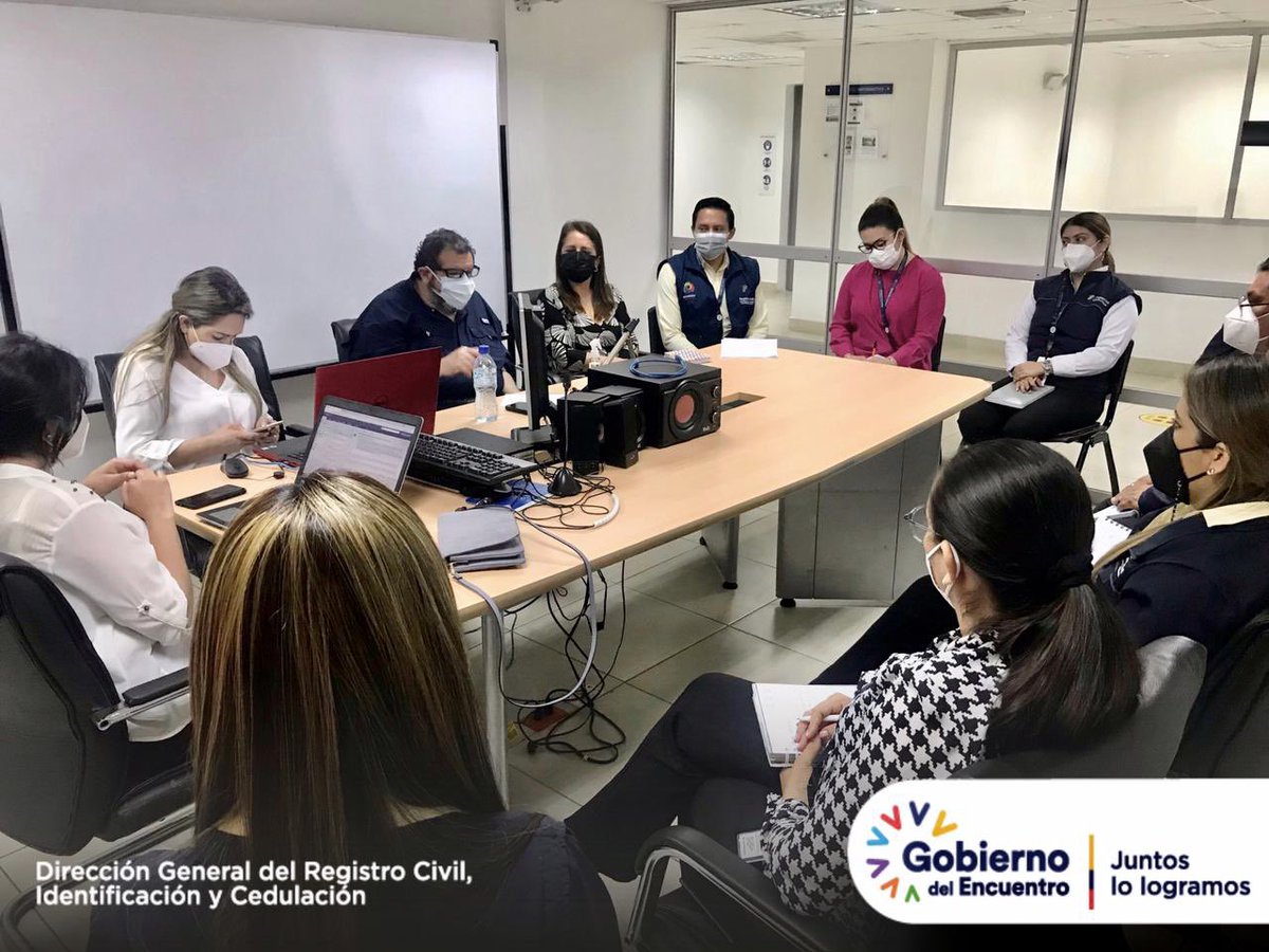 MelaniaCorrea1's tweet photo. Hoy, mantuve una reunión de trabajo con Adolfo Salcedo, Subdirector del @RegistroCivilec y funcionarios de la institución, con el objetivo de generar estrategias que nos permitan brindar un servicio de calidad al usuario.

#GobiernoDelEncuentro https://t.co/bAZNPuCCyx