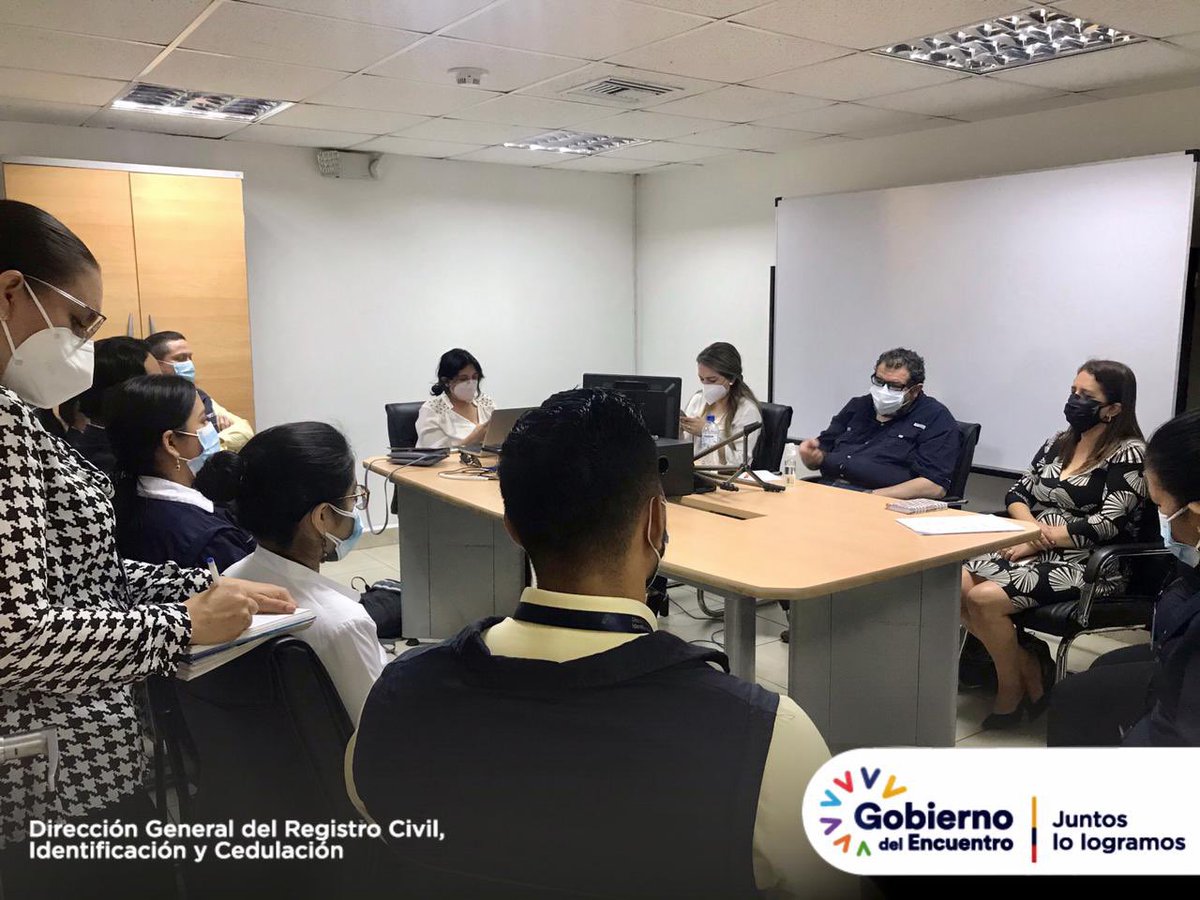 MelaniaCorrea1's tweet photo. Hoy, mantuve una reunión de trabajo con Adolfo Salcedo, Subdirector del @RegistroCivilec y funcionarios de la institución, con el objetivo de generar estrategias que nos permitan brindar un servicio de calidad al usuario.

#GobiernoDelEncuentro https://t.co/bAZNPuCCyx