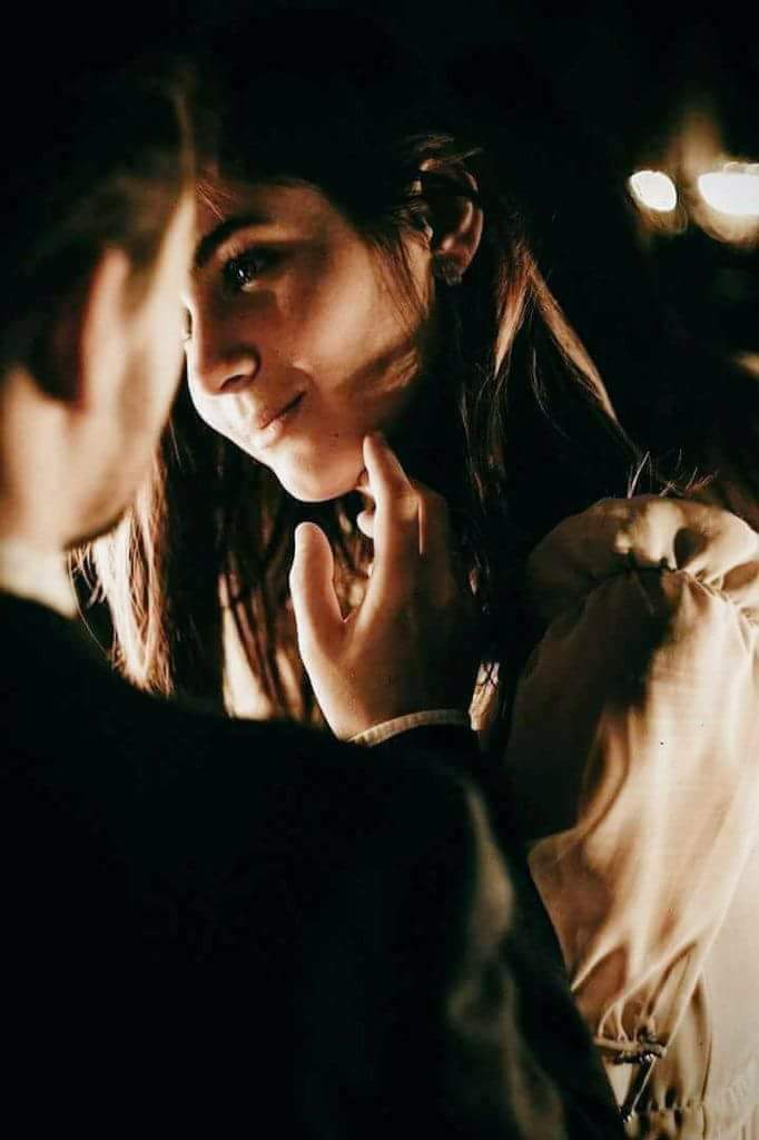 قالت بلطفً.أنا أهواك أكثر
قلت والحنين الذي فاق حسنكِ
فاق صبري واحتمالي ما يفسر
قالت هل نضع قلبي وقلبك في
موازين الهوى ثم ننظر من سيظهر
من يرجح في المحبة في هيام
الحب من بها سيكون يا أنت اكبر
ثم قالت لو #اخذتك_الايام_مني
سوف أعمي سوف اعدم سوف اقهر
قلت أنتِ نفسي أنتِ روحي بل وأكثر