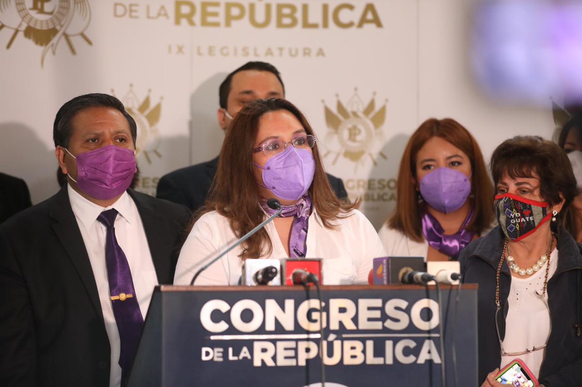 CongresoGuate's tweet image. Diputados del bloque Todos en compañía de representantes del Foro Guatemalteco de Mujeres de Partidos Políticos, presentaron ante Dirección Legislativa una iniciativa de ley que propone reformas a la Ley Electoral y de Partidos Políticos #ReformasLEPP.