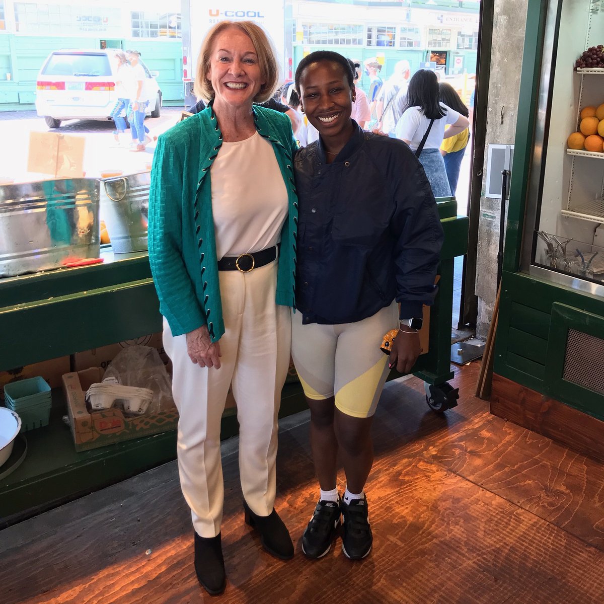 MayorJenny's tweet photo. The market at @pike_place is beautiful and bustling as summer gets into full swing in Seattle. Come down and #ShopYourBlock and support all our great local vendors. https://t.co/BzaZgK236L
