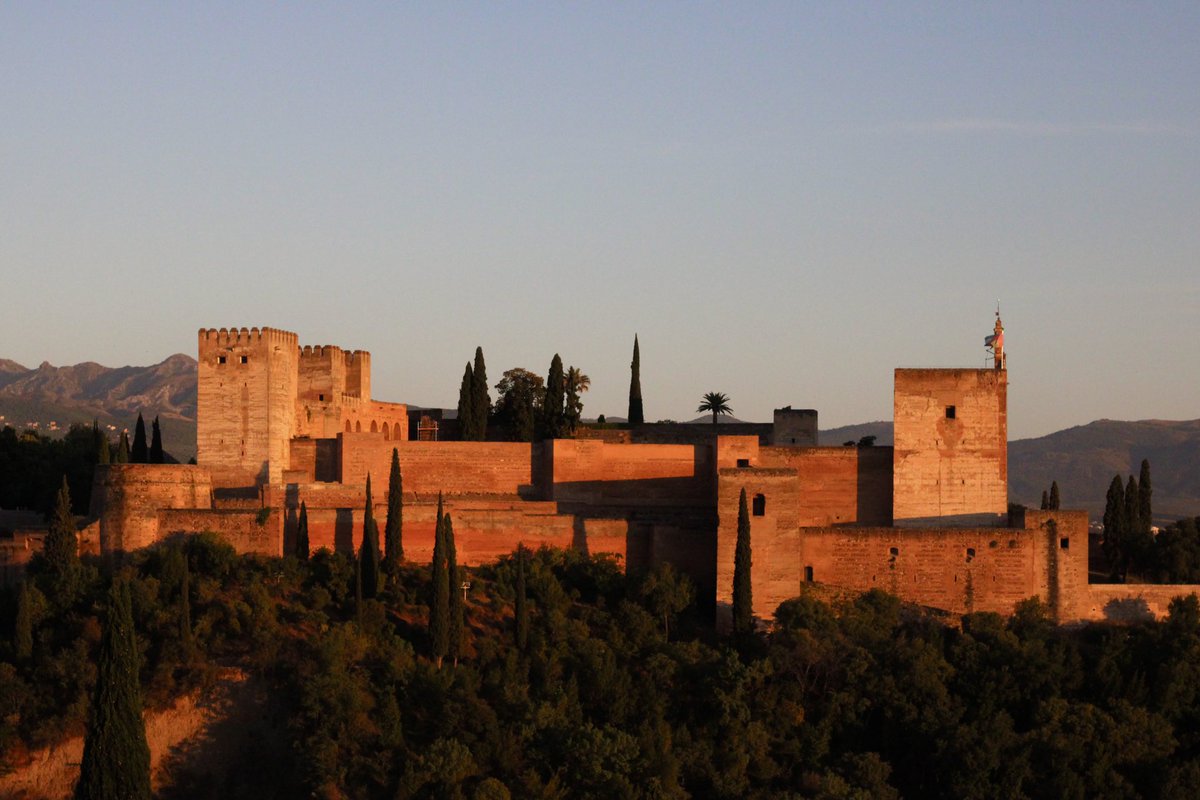 sergiojiz's tweet photo. la alhambra y la luna hoy https://t.co/bMcrpnjQa4