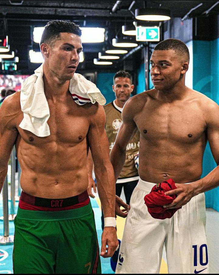 absolutkylian's tweet photo. “Eita porra eu tô do lado do Cristiano Ronaldo” 

KKKKKKKKKKKKKKKKKKKKKKKKKK https://t.co/saTYVoFqyz