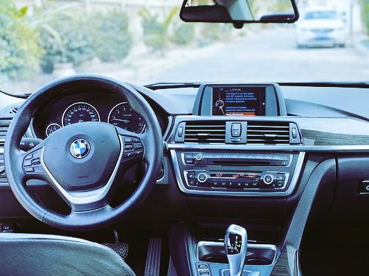 BmwSenegal's tweet photo. On va jouer un peu... On verra les vrais connaisseurs...

1) A Quelle Serie appartient ce tableau de bord ?
2) Quel est le modèle de la voiture ?

Des polos BMW à gagner...

#BMWlovers
#BMWSenegal
#kebetu
#TL221 https://t.co/3zgwHxdTDZ