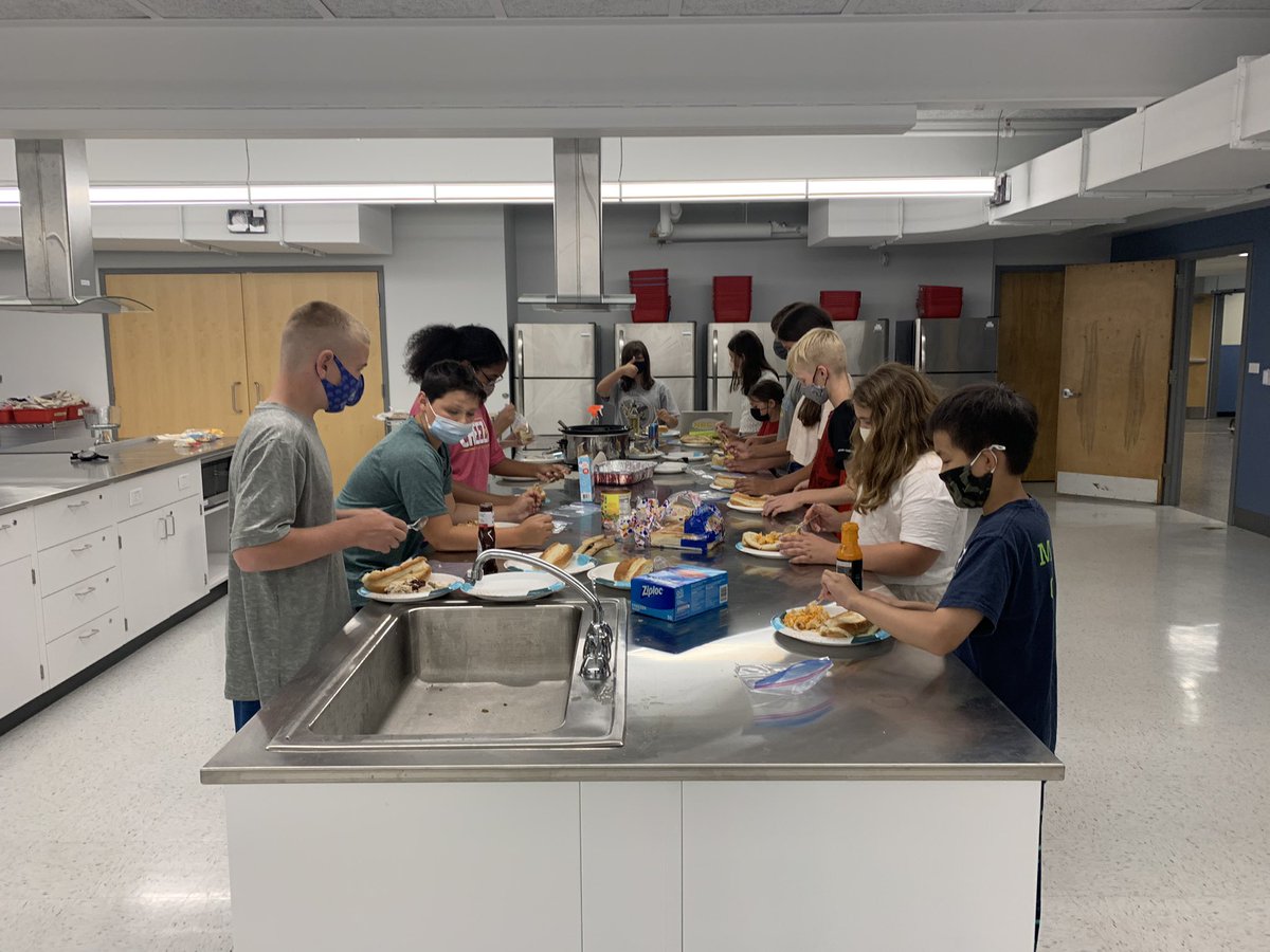 NicoleFrench07's tweet photo. I teach awesome humans. 50 meals made for @SS161821 Street Soldiers. Goulash, vegan lentil soup, and bbq or Buffalo pulled chicken subs. They presented to the principal a desire to help the community and use this beautiful new space. 💜 https://t.co/tGlQYVvSzj