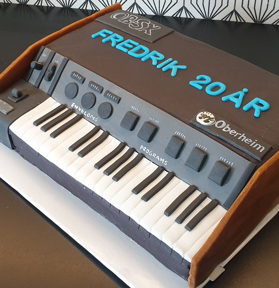 Birthday in the house! And a specific wish for the birthdaycake 🎹🎵😍
Today's #challenge👩‍🍳 Funny how long it takes to make, but is gone so fast🤔
#oberheim #synth #vintage #instrumentcake #loveformusic
#redvelvetcake #birthdaycake #music #decoratecake #fondant #mypeakchallenge