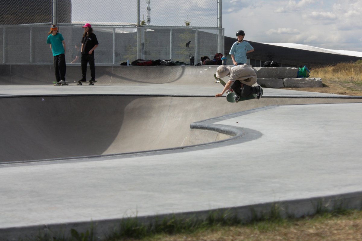 SK825 Calgary tweet media