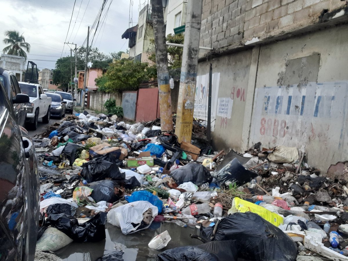Lizamavel's tweet photo. Después se ponen guapitos si uno denuncia el desastre que hay en SDE. Aquí no hay Alcalde! 

#DIABLODIOMIO y esto es solo una calle de Mandinga! 👇🏻 https://t.co/JDBmUnEFXt