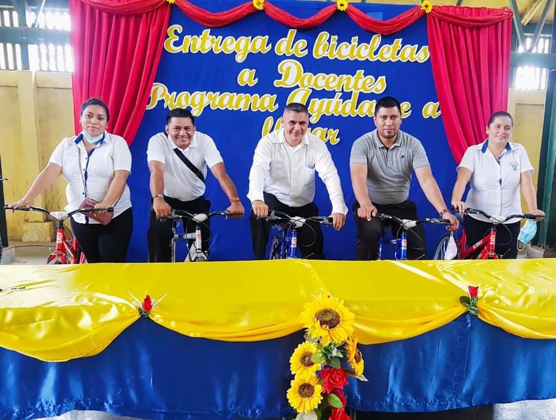 minednicaragua's tweet photo. Como un reconocimiento y en saludo al Día del Maestro(a) nicaragüense, se hizo entrega de bicicletas a docentes destacados de Primaria y Secundaria a distancia en el Campo, municipio de Nueva Guinea, Zelaya Central. https://t.co/RcjPfkXAa6
