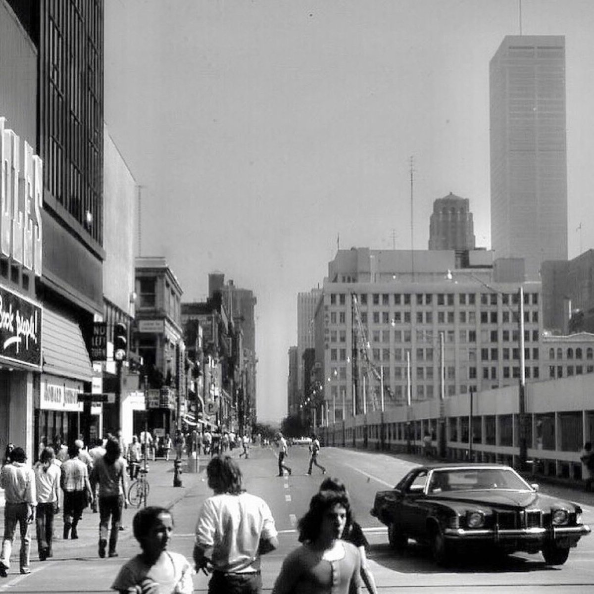 Colesthebookppl's tweet photo. Great picture looking south from Yonge & Dundas in 1970! On the left you can see the Coles store front and on the right is the under construction @CFtoeatonCentre
#Colesnotes #Coles #Oldtoronto #yongestreet https://t.co/asforJ9YMx