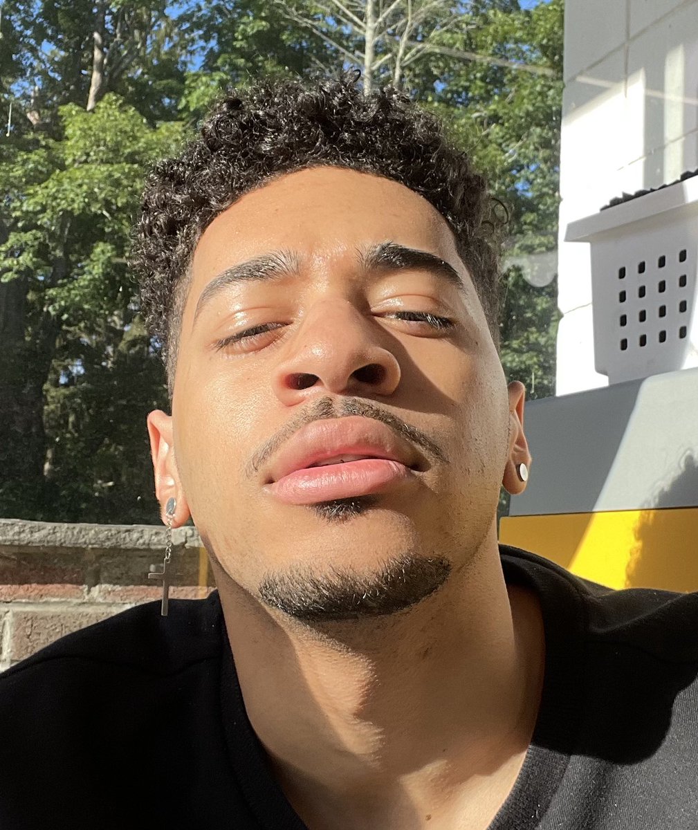 SecreMj's tweet photo. My confidence every time I get a haircut: 📈 https://t.co/OePUMd1DWq