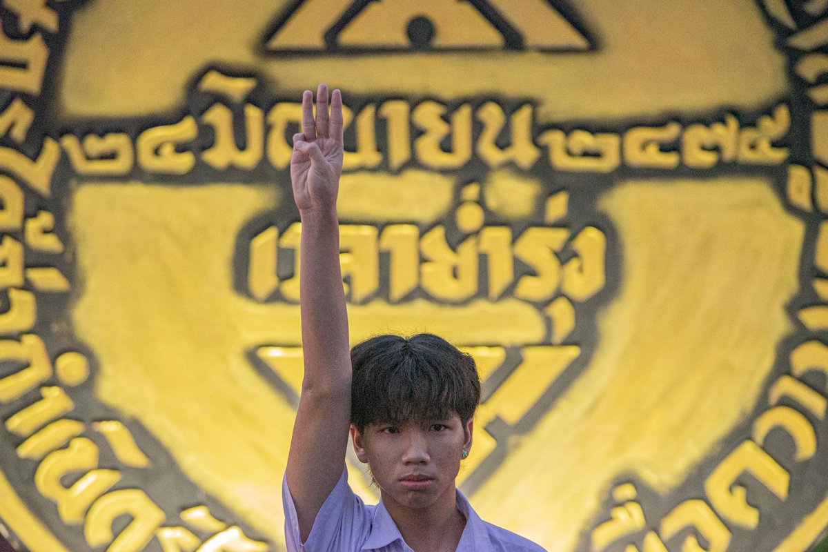 นักเรียนเลว tweet media