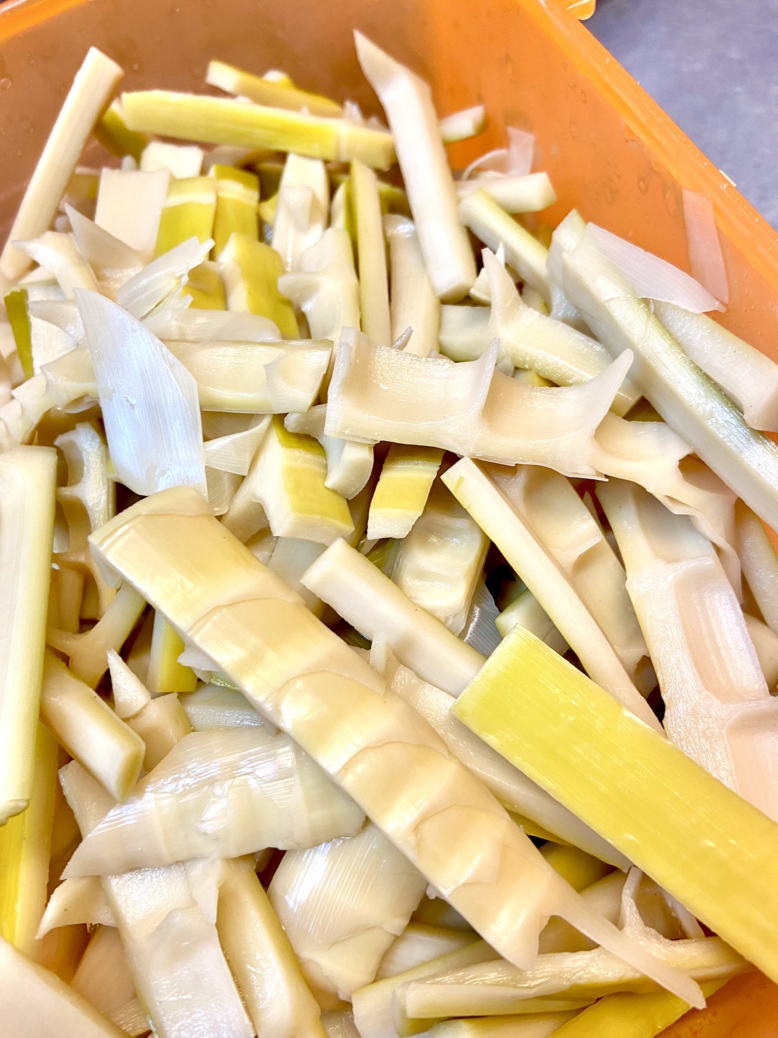 らーめん翔鶴グループ おはようございます 翔鶴グループです 美味しい竹の子をまたいただきました あるだけになりますが本日より高崎 前橋両店 真竹メンマで営業します 仕込みが中々大変ですが通常のメンマにはないシャキシャキ食感をお楽しみ