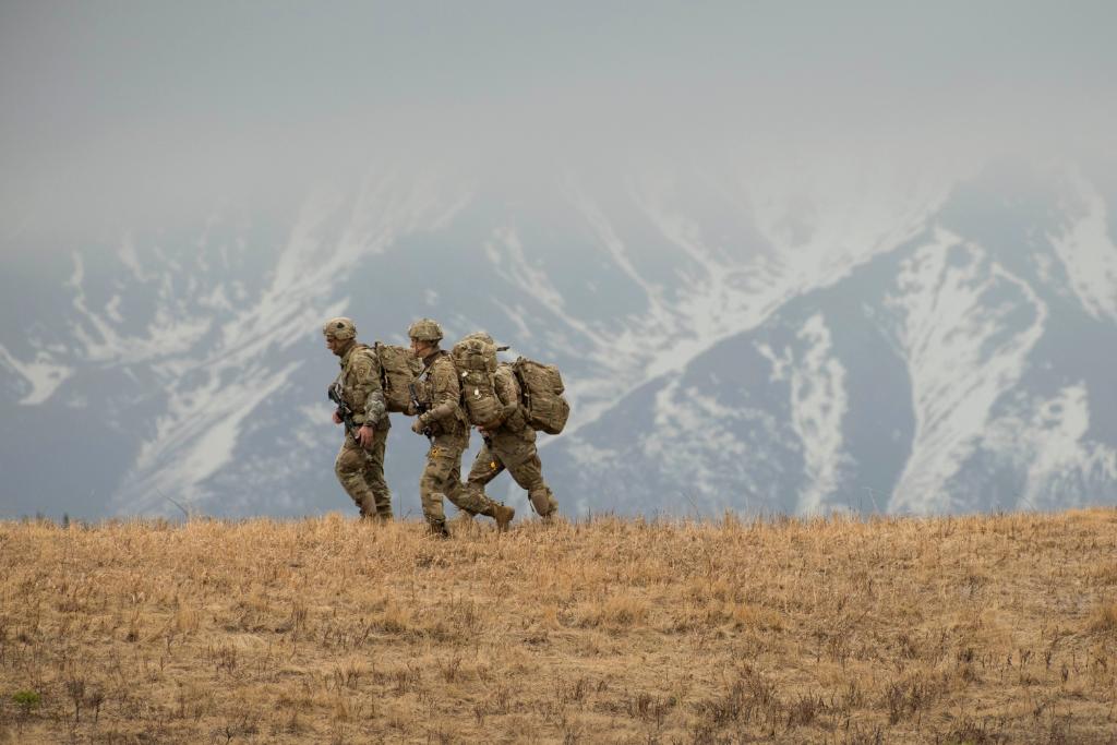 Check out our #PicOfTheDay!

#Soldiers wrap up a joint forcible entry operation during #NorthernEdge at Fort Greely, Alaska, May 11, 2021. 

The exercise is designed to improve joint combat readiness.

📸 ➡️ photo Benjamin Wilson

#TrainedAndReady
