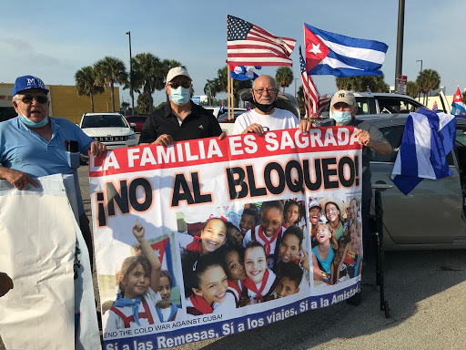 Hoy, residentes y habitantes de buena voluntad d Estados Unidos, exigen a su gobierno eliminar las restrinciones q ocasiona el bloqueo impuesto a Cuba. Mañana, nuevas generaciones de estadounidenses, sentiran verguenza d las atroces vilavionesv d sus antecesores #ElBloqueoEsCruel