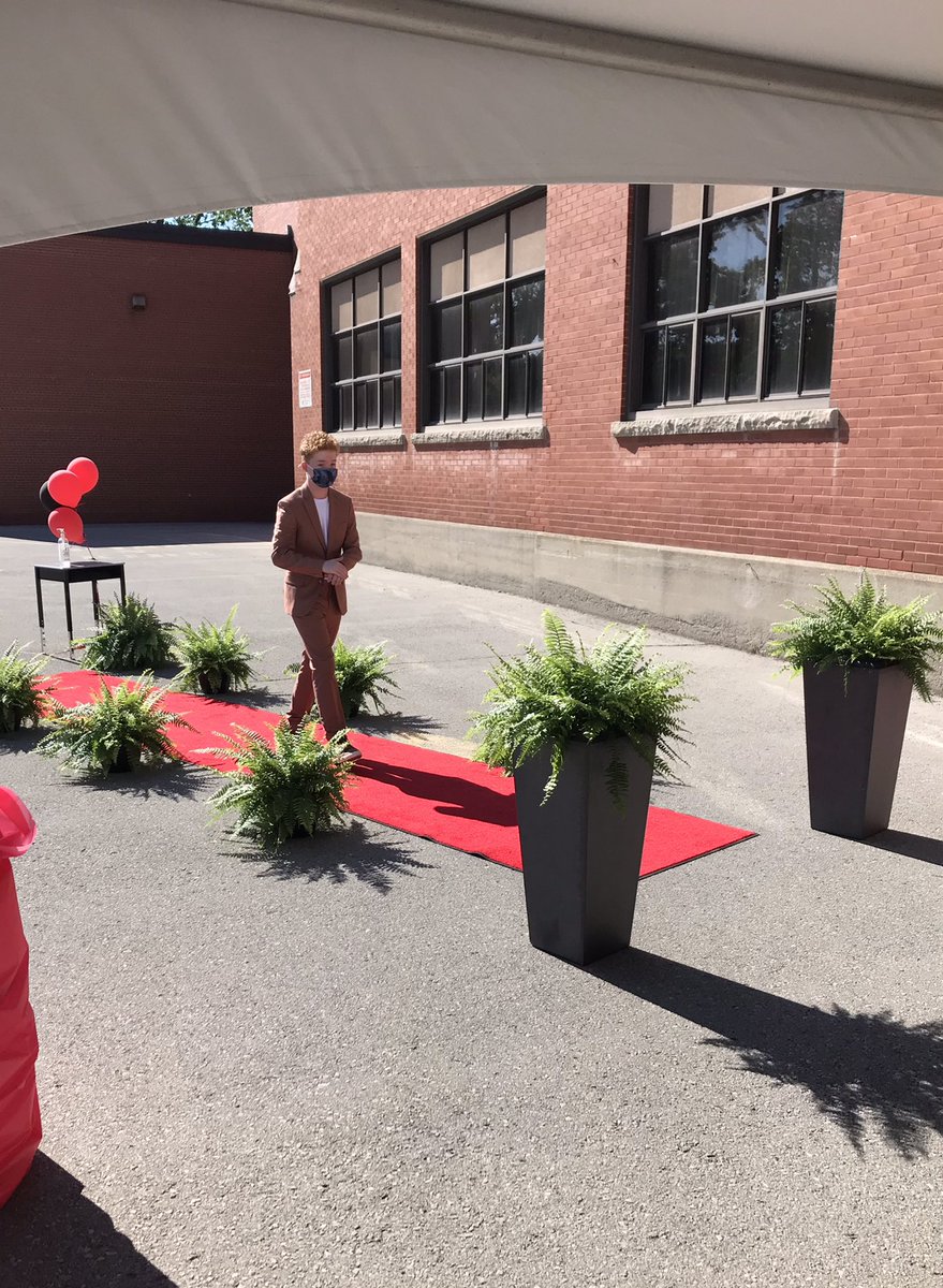 ItsSVI's tweet image. Thank you, @FIecoleCentral for making graduation so memorable for these great kids. #proudmama @dsbn