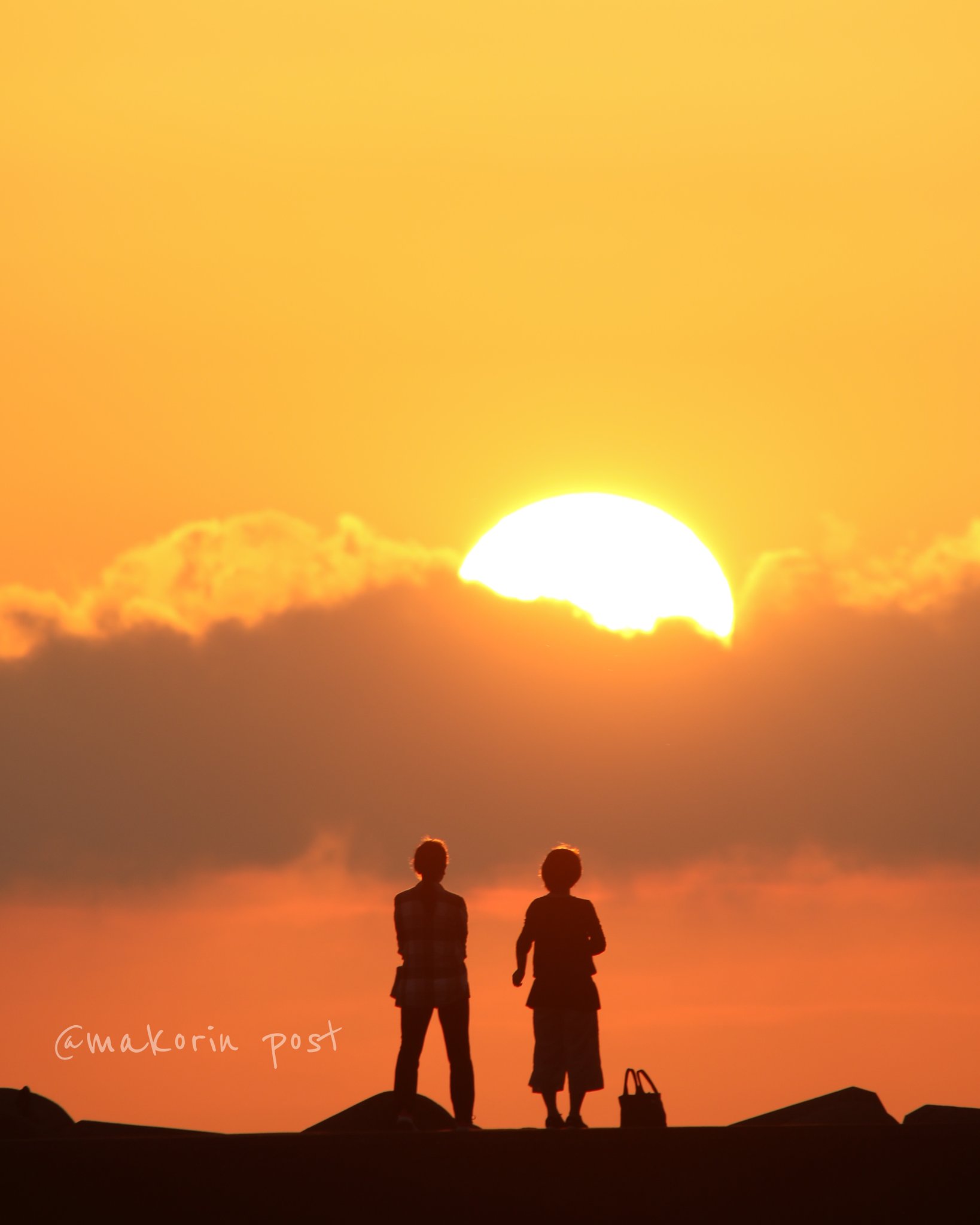 マコリン 良い夕景でした 日没前になると結構人が集まる シルエットになる人物には差ほど困らないが 構図と太陽と自分の位置関係に迷う 笑 個人的に 令和3 6 19 竹野浜海水浴場 シルエット 夕景 T Co Fs6woilmjk Twitter