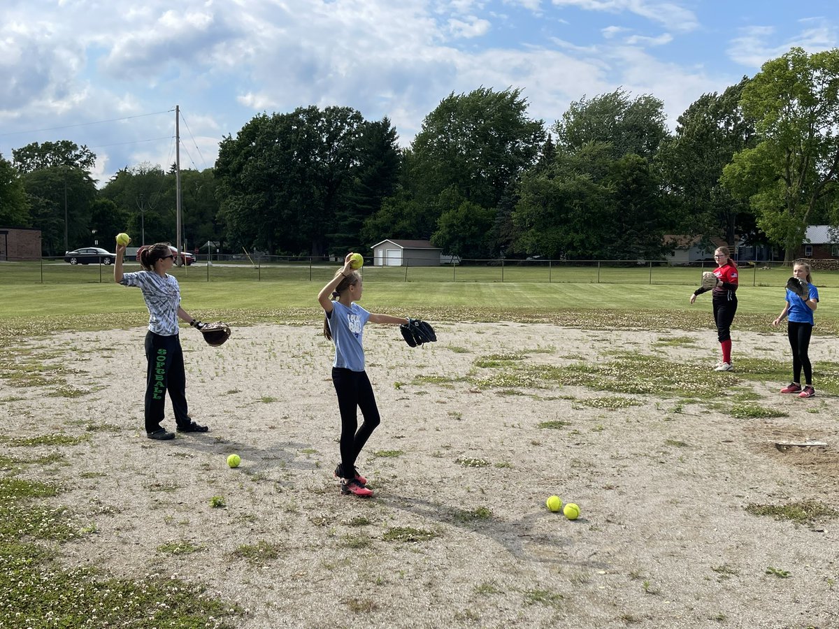 CAVS_Softball's tweet photo. Gr8 to see 7 & 8th graders come out to Coach @thyde2000 workouts tonight! If you missed out tonight, mark next Wednesday on your calendar from 5-7 at Elsa Meyer field! ๐ค๐๐ฅ #starttheprocess https://t.co/WkwrQUFbEk