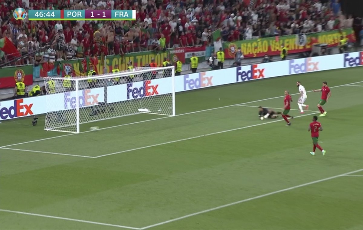 Je trouvais ça gros mais non... c'est vrai. Il a vraiment marqué les deux buts à la même minute, même seconde.