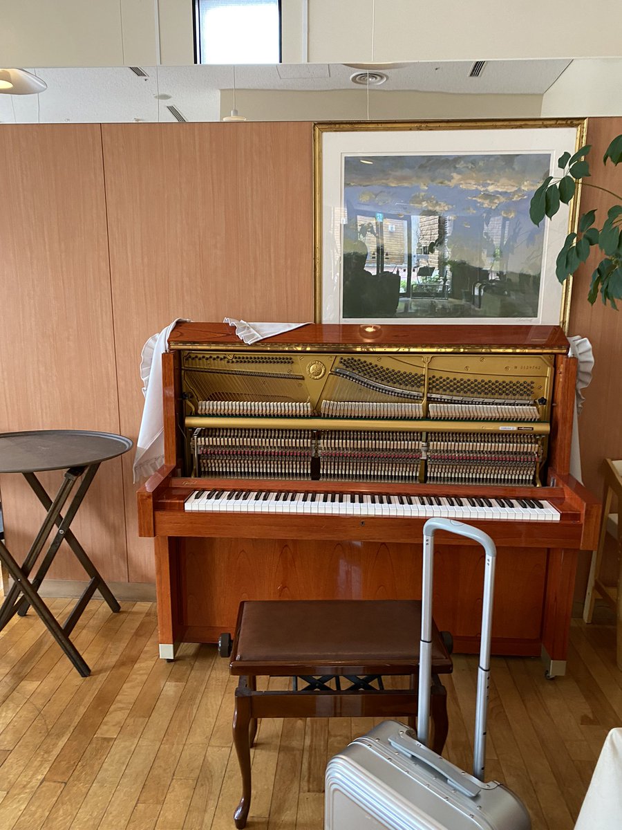 徐々に再開が進み、埼玉会館内にあるビストロやまさんからも一年半ぶりの調律依頼をいだだきました。早速伺うと山田父さんはソムリエ資格取得に向けて勉強中でした。どんな時も前に進む姿勢は見事です。