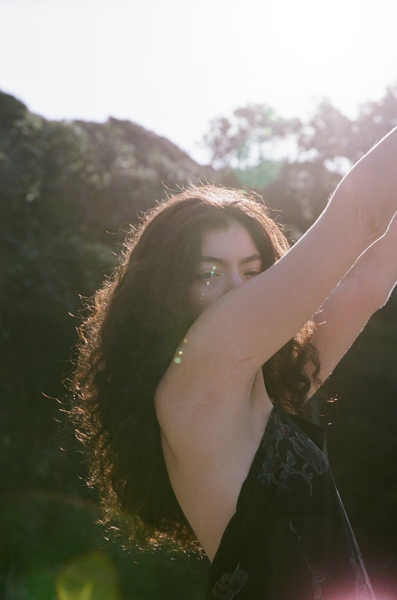 Lorde_fix's tweet photo. EMAIL! Lorde sent out her pre-sale bulletin. Here's the pic inside, and her description 

"That's how the show is gonna feel" https://t.co/Vh9Je39mso