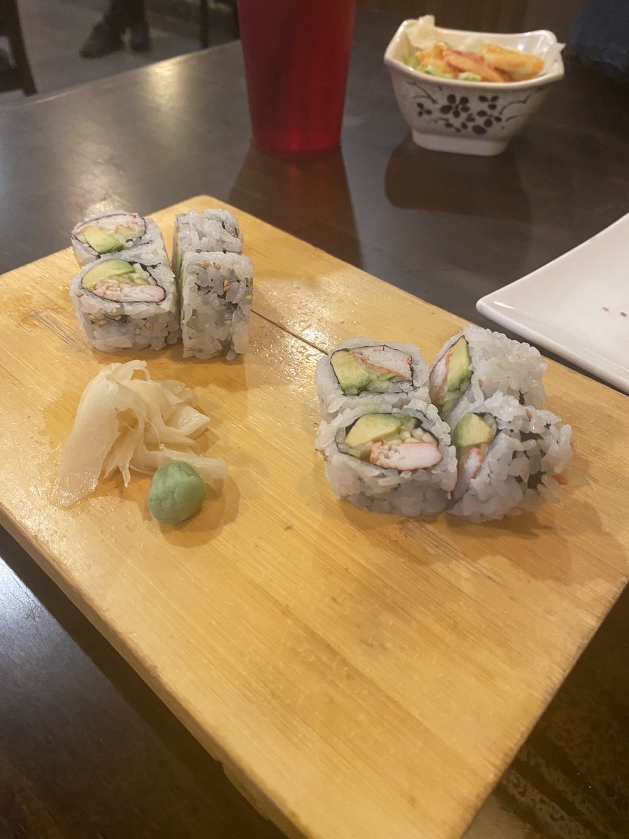 sicklykitten's tweet photo. lunch / snack 

     Slushee. | 200
     California roll. | 300

Walk - 590 cals.

       ♡ intake so far 660 ♡ https://t.co/9xtkR7oznO
