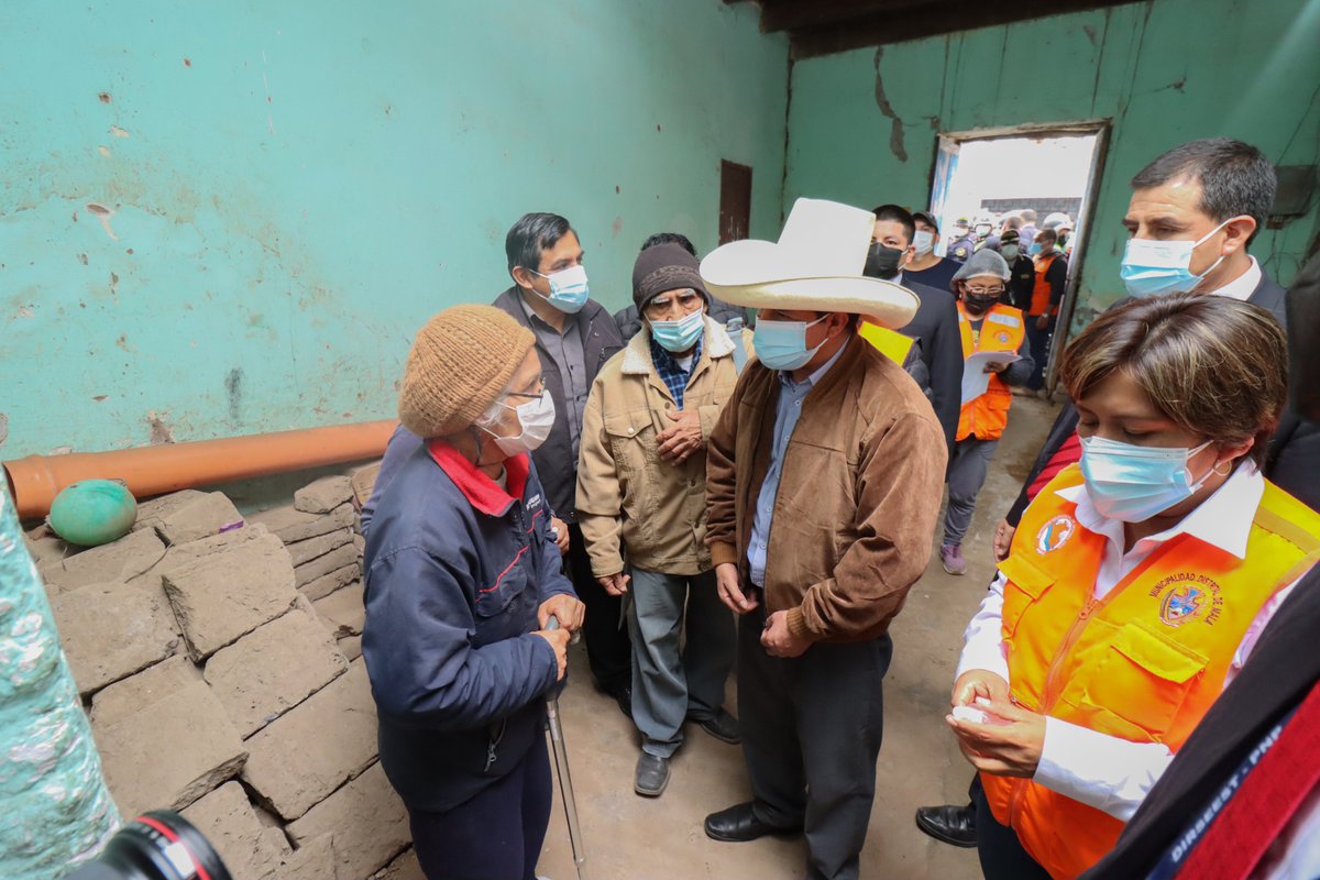 PedroCastilloTe's tweet photo. Visitamos los distritos de Mala y Chilca, zonas afectadas por el sismo ocurrido el día de ayer. Verificamos los reportes de daños y coordinamos acciones para ayudar a nuestros hermanos afectados. En mi Gobierno la prioridad serán mis compatriotas más vulnerables #PalabraDeMaestro https://t.co/nPL1Iackku