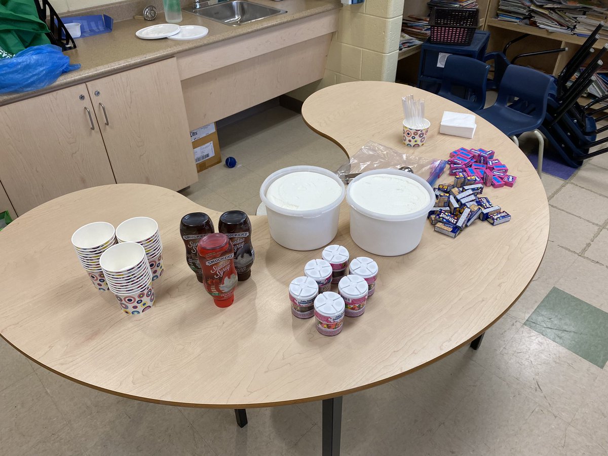 MrsHodderEDU's tweet photo. A delicious treat from a couple classmates! #sundaes #301 #icecream @HTE_K4 @RMitchell_HTE https://t.co/HaLLEuhwS6