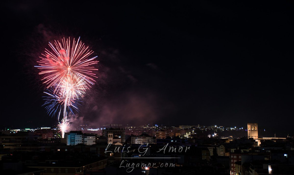 _lugamor's tweet photo. Noche de San Juan en Badajoz!

#Badajoz #Extremadura #SanJuan #NocheDeSanJuan #fuegosartificiales #fireworks  #lugamor #photography #fotografia #ferias https://t.co/Hy6lCkJG1E