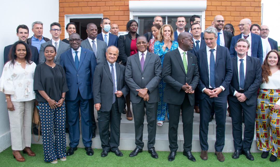 mulcv_gouv's tweet photo. 1/2 Le Min @Bruno_N_Kone a procédé ce mercredi, en compagnie du maire @AmichiaFrancois, du Ministre @ARDonwahi, et de l'Ambassadeur de France en Côte d'Ivoire, à l'inauguration officielle du Démonstrateur du projet #LIVES2. https://t.co/T0groMcvC3