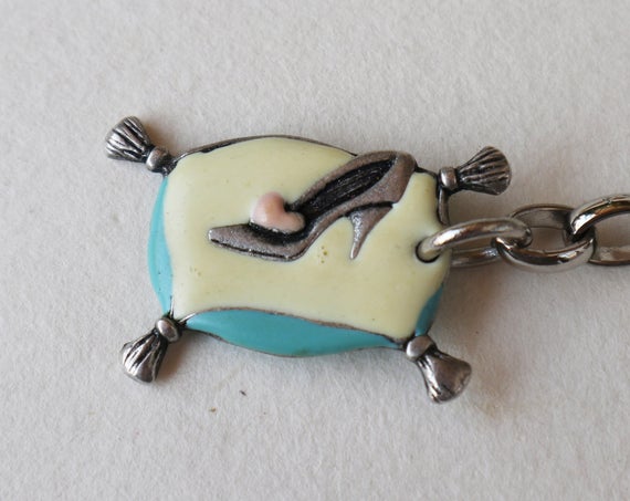SevenkeysE's tweet photo. Cinderellas shoe keychain,gift for https://t.co/HSFKzMt7Dd via @EtsySocial #etsyshop #etsy #etsyshop #valentinedaygift #cinderell https://t.co/o9YlZkQ5pB
