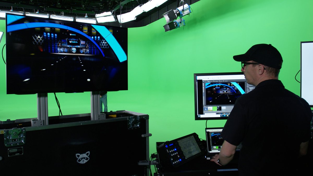 sneaky_big's tweet image. A little BTS of our Sr. Motion Graphics Artist – Fabio Apelbaum – working his virtual reality magic for a recent virtual set. bit.ly/2U9iJPv #SNEAKYBIG #VirtualSetDesign #VR