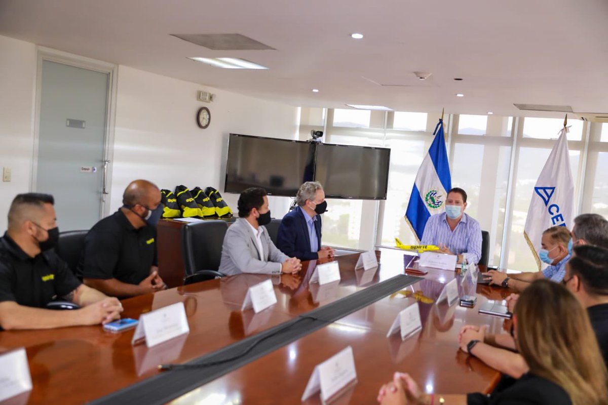 CEPASV's tweet photo. En el marco de los 10 años de operaciones de @SpiritAirlines en El Salvador, nuestro titular, @anliker1980, recibe al Vicepresidente Senior y Asesor General, Thomas Canfield, el alto ejecutivo ha reiterado su confianza de continuar trabajando de la mano con nuestro país. ✈️🎊🇸🇻 https://t.co/JygvUIEhIQ