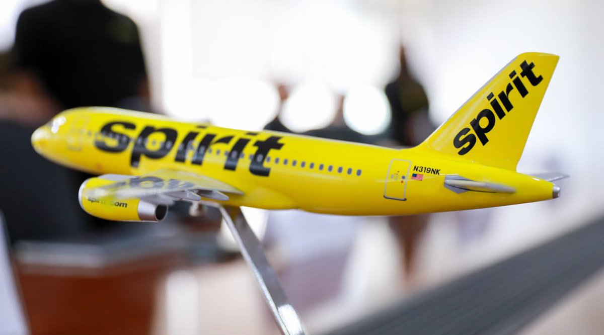 CEPASV's tweet photo. En el marco de los 10 años de operaciones de @SpiritAirlines en El Salvador, nuestro titular, @anliker1980, recibe al Vicepresidente Senior y Asesor General, Thomas Canfield, el alto ejecutivo ha reiterado su confianza de continuar trabajando de la mano con nuestro país. ✈️🎊🇸🇻 https://t.co/JygvUIEhIQ
