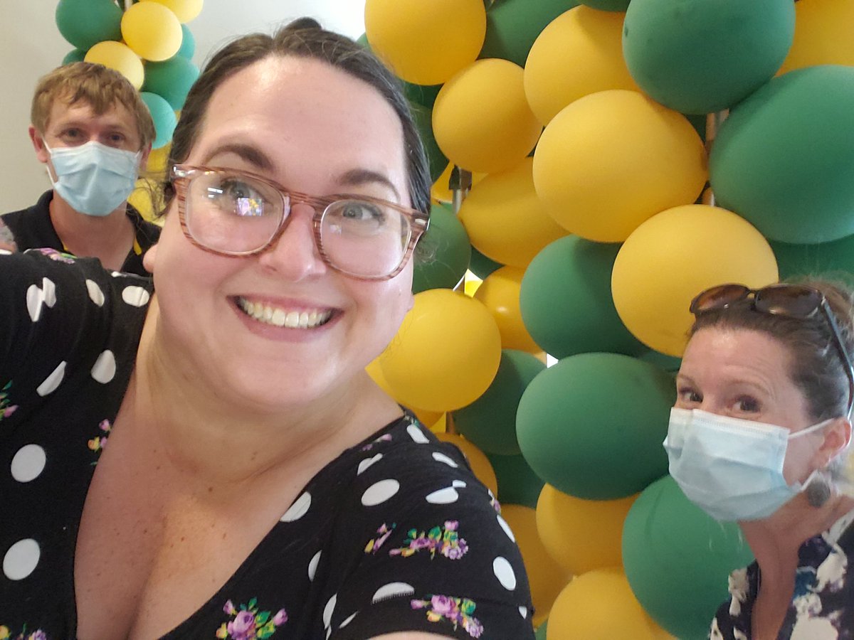 MsRomo307's tweet photo. First day of grad!!! Congratulations, my beauties! I'm so proud of you! Here's a selfie in front of grad balloons just for you. #tecvoc https://t.co/j70lSTvBls