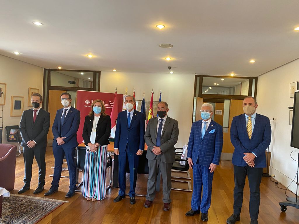 Firmamos convenio de colaboración con la Universidad De Castilla-La Mancha <a href="/uclm_es/">Universidad de Castilla-La Mancha</a>  bajo el objetivo de otorgar 300 becas para programas académicos másteres en la academia española. <a href="/fgarciafermin/">Franklin García Fermín</a> 
#SomosMESCYT