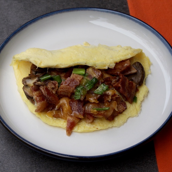 FarmToFit's tweet image. Yes, we know bacon makes everything better. 🥓 But the key to living your best life?
 
Combining that bacon with sharp cheddar, sautéed mushrooms &amp;amp; scallions into one unbelievably tasty omelet 👇. #nom