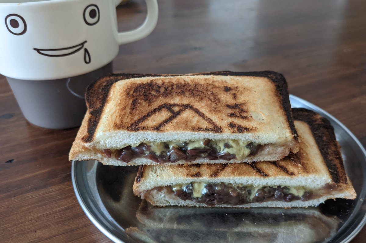 あんこ&amp;ピスタチオクリーム
冷蔵庫にあるものを使い切りたい、が透けて見えるサンドですが意外と良い組み合わせでした。あんこが勝つかなと思ったら、ピスタチオフレイバーも負けずに香っていました。甘々で牛乳をごくごく飲みたくなりますが今日はコーヒーで

#ホットサンド
#ホットサンドメーカー